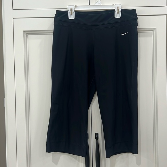 Nike Dri-Fit Black Capri  Length Athletic Yoga Leggings Medium - Picture 1 of 14